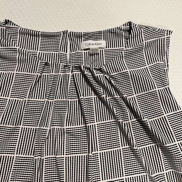 Calvin Klein top - Picture 2 of 3